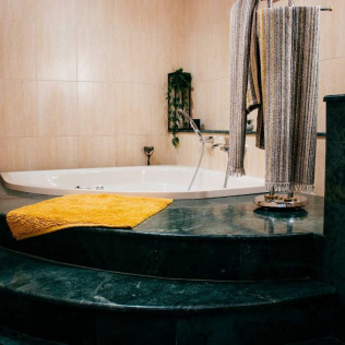 Escapada de Aventura: 2 noches con desayuno, Kayak o Multiaventura y Jacuzzi (Tarragona) 