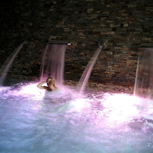 Escapada con Encanto: Spa y Visita a Bodega para dos en Hotel Spa Kinedomus Bienestar 4* (Burgos)