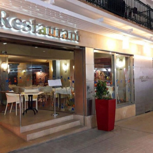 Escapada Romántica con Cena en Hotel Santa Anna 3* y Vuelo en Globo con Cava, Zumos, Bizcocho de Almendras y Fotos (Girona)