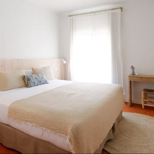 Escapada en Hostal Ses Negres y Vuelo en Globo con Cava, Zumos, Bizcocho de Almendras y Fotos (Girona)
