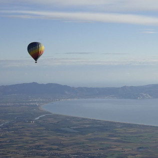 Escapada en Hostal Ses Negres y Vuelo en Globo con Cava, Zumos, Bizcocho de Almendras y Fotos (Girona)