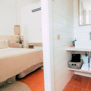 Escapada en Hostal Ses Negres y Vuelo en Globo con Cava, Zumos, Bizcocho de Almendras y Fotos (Girona)