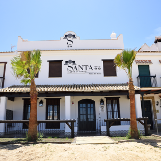 Escapada con Desayuno en Hostal Santa con Paseo a Caballo al Atardecer para dos por las Playas de Doñana (Huelva)