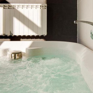 Escapada con Jacuzzi Privado, Cena y Paseo en Globo con Almuerzo y Cava Riojano (La Rioja)