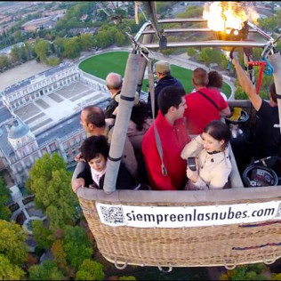 Escapada Romántica en una Cabaña en el Árbol y Vuelo en Globo con Vídeo, Almuerzo y Cava para dos (Madrid)