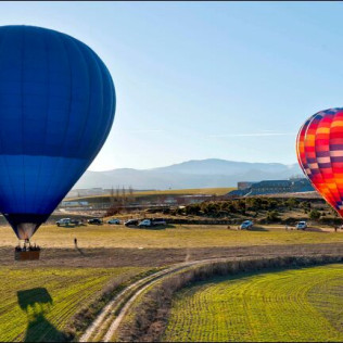 Escapada Romántica en una Cabaña en el Árbol y Vuelo en Globo con Vídeo, Almuerzo y Cava para dos (Madrid)