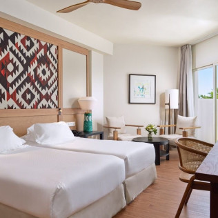 Escapada Romántica con Spa y Comida o Cena para dos en el Hotel H10 Estepona Palace 4* (Málaga) 