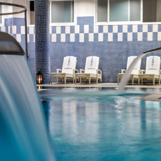 Escapada Romántica con Spa y Comida o Cena para dos en el Hotel H10 Estepona Palace 4* (Málaga) 
