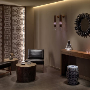 Escapada Romántica con Spa y Comida o Cena para dos en el Hotel H10 Estepona Palace 4* (Málaga) 