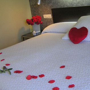 Escapada Romántica en Aqua Luna Spa y Vuelo en Globo con Fotos y Almuerzo para dos (León)