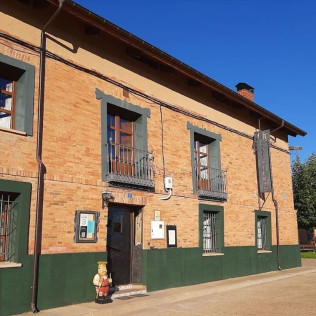 Escapada Rural con Cena y Jacuzzi en Hostal Los Oteros (Pajares de los Oteros, León)