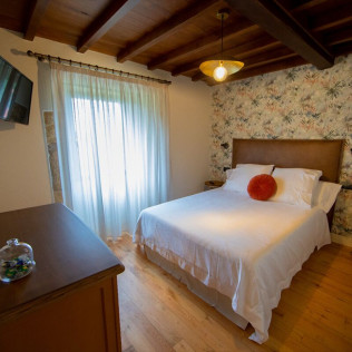 Escapada Rural con Piscina Climatizada, Jacuzzi y Desayuno en Casa con Encanto O Refuxio (Vila de Cruces, Pontevedra)