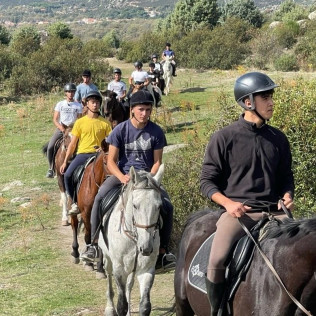 Escapada en Hotel Sierra Oriente con Ruta a Caballo para dos por el Parque de Guadarrama y el Parque de La Pedriza (Madrid)