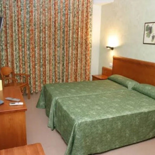 Escapada con Cena en Hotel Fonda Neus (Sant Sadurní d'Anoia, Barcelona)