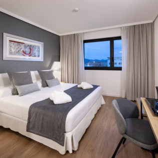 Escapada con Spa en Alexandre Hotel Frontair Congress 4* y Vuelo en Helicóptero para dos (Barcelona)
