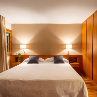 Escapada con Desayuno en Hotel Xalet del Golf 4* y Vuelo en Globo con Fotos y Cava (Girona)