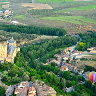 Escapada con Hotel y Vuelo en Globo para dos con Fotos y Vídeo (Segovia)