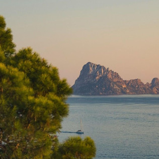 Excursión en Barca Tradicional Ibicenca con Bebidas, Tapas, Snorkel, Paddle Surf y Sea Scooter (Sant Antoni, Ibiza)