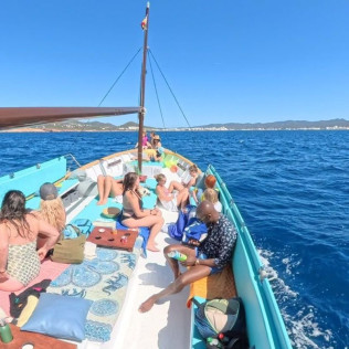 Excursión en Barca Tradicional Ibicenca con Bebidas, Tapas, Snorkel, Paddle Surf y Sea Scooter (Sant Antoni, Ibiza)