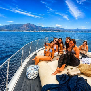 Excursión en Barco en Busca de Delfines por la Bahía de Estepona con Bebida y Picoteo (Málaga)