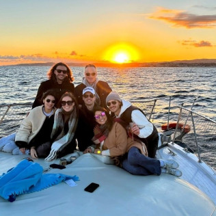 Excursión en Barco en Busca de Delfines por la Bahía de Estepona con Bebida y Picoteo (Málaga)