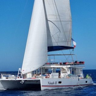 Excursión en Catamarán a Cala Blanca con Moto de Agua, Baño y Comida (Dénia, Alicante)