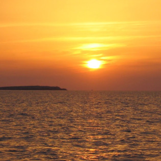 Excursión en Catamarán Exclusivo con Puesta de Sol y Aperitivo para dos (Fornells, Menorca)