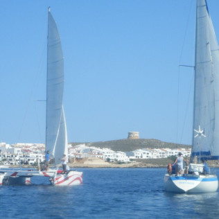Excursión en Catamarán Exclusivo con Puesta de Sol y Aperitivo para dos (Fornells, Menorca)