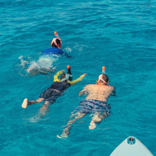 Ibiza Beach Hopper: Excursión en Catamarán a las Playas de Ibiza con Almuerzo, Paddle Surf y Snorkel (Ibiza)