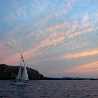 Excursión en Catamarán con Puesta de Sol y Aperitivo para dos (Fornells, Menorca)