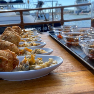 Excursión en Velero con Vermouth y Tapas (Barcelona)
