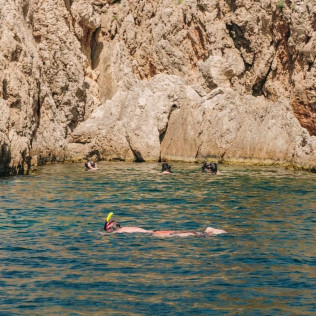 Excursión en Lancha con Snorkel y Visita a Cuevas y Playas (Fornells, Menorca)