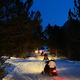 Excursión Nocturna Privada en Moto de Nieve Biplaza - 2 motos de nieve (Encamp, Andorra)