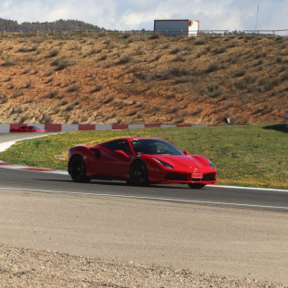 Conducir un Ferrari F488, Lamborghini Huracán EVO o Porsche 992 GT3 en Circuito de Calafat (Ametlla de Mar, Tarragona)