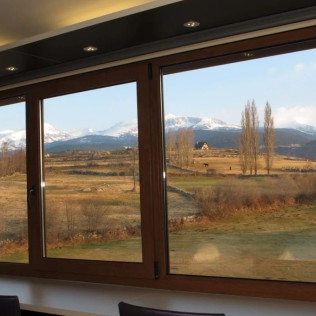 Escapada Romántica en Pirineo Catalán con Bañera Hidromasaje y Cena en Hotel Mirador (Lles de Cerdanya, Lleida)