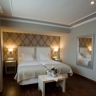Fin de Semana Romántico en Suite Junior con Bañera Hidromasaje, Cava y Bombones en Hotel Os Olivos 3* Superior (A Coruña)