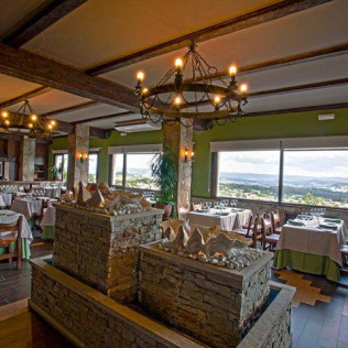 Fin de Semana Romántico en Suite Junior con Bañera Hidromasaje, Cava y Bombones en Hotel Os Olivos 3* Superior (A Coruña)