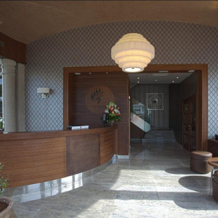 Fin de Semana Romántico en Suite Junior con Bañera Hidromasaje, Cava y Bombones en Hotel Os Olivos 3* Superior (A Coruña)