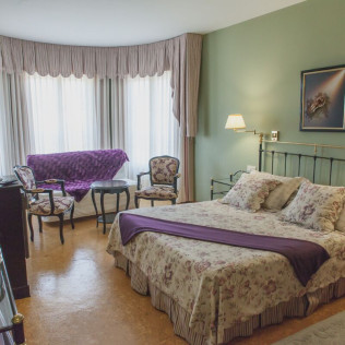 Fin de Semana Rural en Habitación Superior con Bañera de Hidromasaje en Hotel El Carmen 3* (Perlora, Asturias)