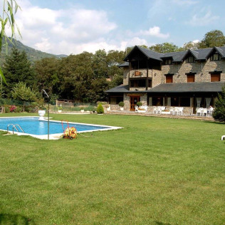 Fin de Semana de Aventura con Rafting y Actividad a Elegir en Hotel Florido (Sort, Lleida)