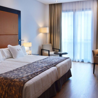 Fin de Semana Romántico con Spa y Menú en Gran Hotel Don Manuel 4* y Viaje en Globo con Cava y Almuerzo (Cáceres, Extremadura)