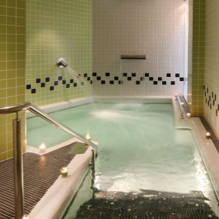 Fin de Semana Romántico con Spa y Menú en Gran Hotel Don Manuel 4* y Viaje en Globo con Cava y Almuerzo (Cáceres, Extremadura)