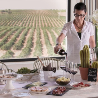 Visita a la Bodega con Cata de Vinos, Tapa de Queso y Almendras para dos en Finca Antigua (Los Hinojosos, Cuenca)