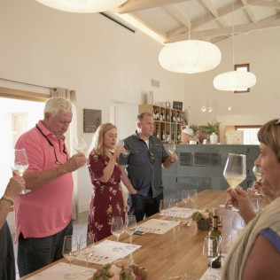 Visita a la Bodega con Cata de Vinos, Tapa de Queso y Almendras para dos en Finca Antigua (Los Hinojosos, Cuenca)