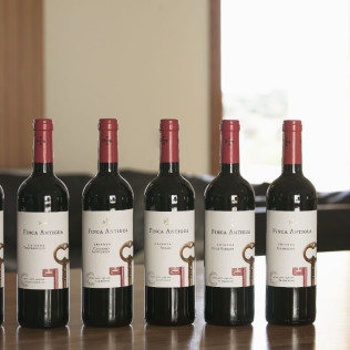 Visita a la Bodega con Cata de Vinos, Tapa de Queso y Almendras para dos en Finca Antigua (Los Hinojosos, Cuenca)
