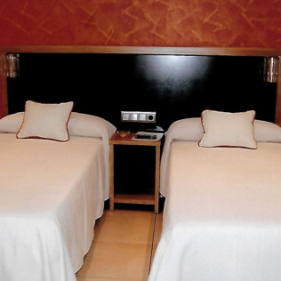 Escapada con Desayuno en Hostal Fuente de la Magdalena (Santa Amalia, Badajoz)