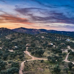 Escapada Romántica de 2 Noches con Cena en Suite o Junior Suite de Glamping La Dehesa Experiences (Adamuz, Córdoba)