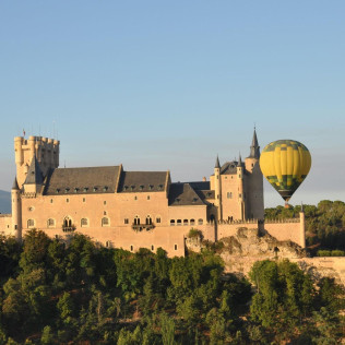 Vuelo Privado en Globo Aerostático para dos con Cava, Fotos, Vídeo y Almuerzo (Segovia, Ocaña o Aranjuez)