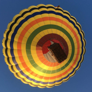 Exclusivo Aladinia: Vuelo en Globo con Desayuno, Cava y Vídeo (Sevilla)