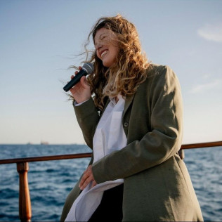 Salida en Goleta al Atardecer con Música en Vivo por la Costa de Barcelona (Barcelona)